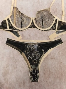Broderie détaillée de motifs de soleil et de cœur sur un ensemble de lingerie en dentelle