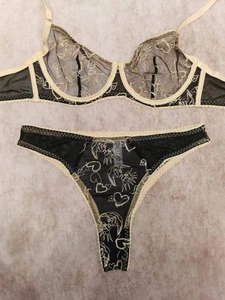 Ensemble lingerie en tulle noir avec broderies dorées de lune, étoile et cœur doré