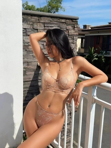 Détail d'un ensemble de lingerie en résille champagne avec broderie coeur blanche
