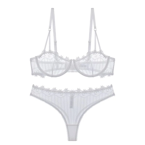 Détails de broderie en dentelle florale blanche sur l'ensemble de lingerie en maille fine