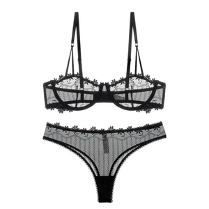 Détail de broderie en dentelle noire sur soutien-gorge demi-bonnet et string