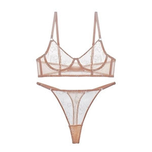 Détail d'un ensemble de lingerie en dentelle beige avec broderie de cœurs et tulle fin