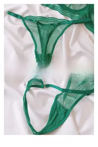 Dettaglio del ricamo in pizzo verde e dei cinturini laterali regolabili sull'intimo