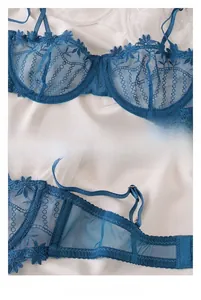 Détail du soutien-gorge en dentelle bleu marine avec broderie marguerite sur tulle fin