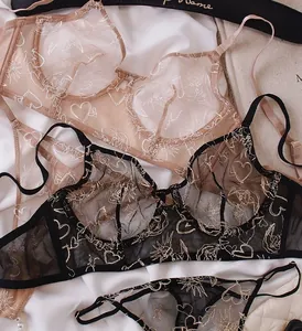 Détail d'un ensemble de lingerie en dentelle transparente avec broderie artistique