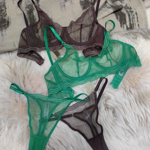 Set lingerie in pizzo trasparente con reggiseni con ferretto e perizoma coordinati
