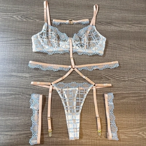 Détails à plat d'un ensemble de lingerie en mesh bleu clair avec dentelle quadrillée