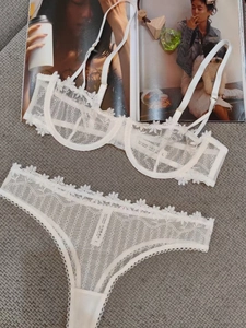 Détail d'un ensemble de lingerie en dentelle blanche avec broderie florale