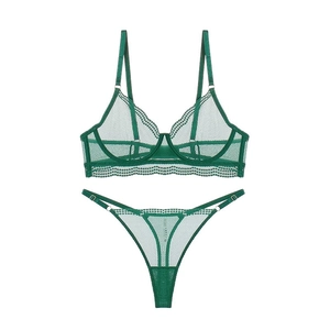 Completo intimo in pizzo a rete verde scuro con reggiseno con ferretto e perizoma abbinato