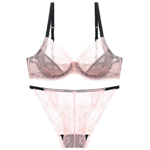 Ensemble de lingerie en dentelle rose avec bordure noire, soutien-gorge et culotte