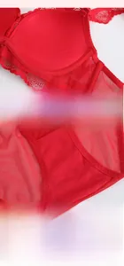 Détail d'un ensemble de lingerie en dentelle rouge avec soutien-gorge sans armature