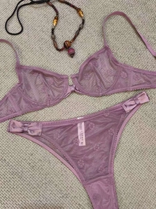 Flachbild von violettem Dessous-Set mit Blumenstickerei und Satin-Schleifen-Details
