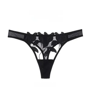 Détails de broderie florale et dentelle transparente sur ce string noir sexy