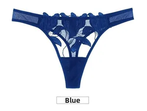 Gros plan sur un string bleu roi avec broderie florale en dentelle et mesh transparent