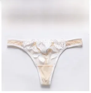 Détail de broderie florale sur string en dentelle et mesh transparent pour femme