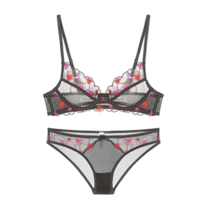 Sexy zwarte transparante lingerie set met romantische rode en roze hartjes borduursels