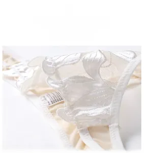 Détails de la broderie florale en dentelle blanche et de la taille élastique du string
