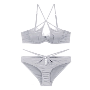 Ensemble de lingerie en satin argenté avec dentelle et bretelles croisées