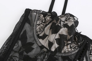 Gros plan sur la broderie florale noire du soutien-gorge corset avec détails en tulle