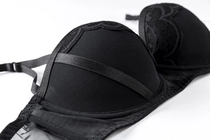 Gros plan sur la dentelle noire et le tissu en maille avec détails croisés du soutien-gorge