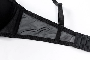 Détail de soutien-gorge en dentelle noire avec ailes en résille et fermeture réglable