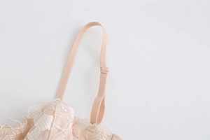 Détails de broderie florale délicate et bretelle réglable sur un soutien-gorge de style français