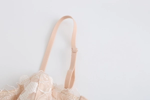 Vue détaillée de la broderie florale et de la bretelle réglable sur le soutien-gorge