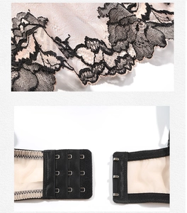 Détail de la broderie en dentelle florale et de la fermeture à trois agrafes du soutien-gorge
