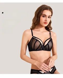 Gros plan détaillé d'un ensemble de lingerie en dentelle noire avec maille en nid d'abeille