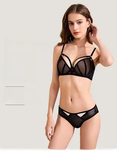 Détail d'un ensemble soutien-gorge push-up bonnet 3/4 en dentelle et culotte en résille
