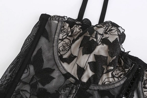 Détail de la broderie florale noire et du tulle transparent sur un soutien-gorge français