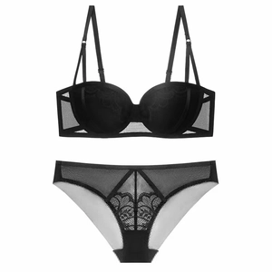 Ensemble lingerie sexy en dentelle noire avec soutien-gorge push-up et culotte assortie