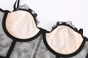 Détail du bustier en dentelle noire avec broderie florale et maille de style français