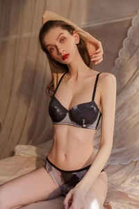 Détails d'un ensemble de lingerie gris foncé à motif marbre avec dentelle et soutien-gorge