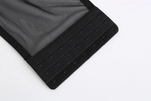 Détail de l'arrière du soutien-gorge en dentelle noire avec agrafage à quatre rangées