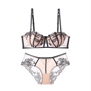 Ensemble de lingerie française en dentelle brodée avec coutures contrastées et tulle