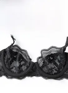 Détail de soutien-gorge en dentelle noire avec motifs en maille fine et armature de soutien