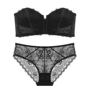 Ensemble lingerie sexy en dentelle noire avec soutien-gorge bandeau et culotte