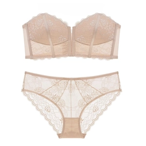 Ensemble de lingerie en dentelle champagne avec soutien-gorge bandeau et culotte assortie