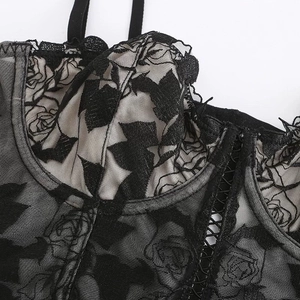 Soutien-gorge sexy en dentelle noire style français avec broderie de roses et mesh