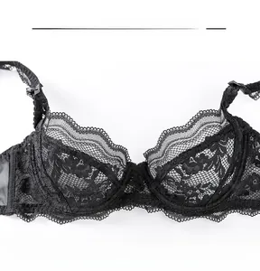 Vue détaillée du soutien-gorge en dentelle noire avec bords festonnés et petit noeud