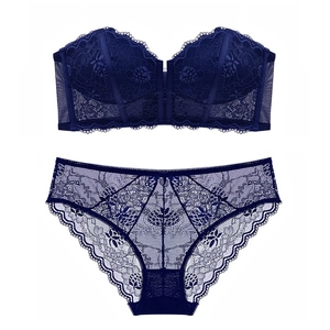 Détails d'un ensemble de lingerie en dentelle bleu foncé avec soutien-gorge bandeau et culotte