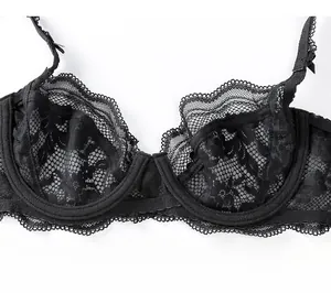 Détail d'un soutien-gorge en dentelle noire avec motifs floraux et bretelles festonnées
