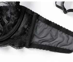 Détail des ailes latérales larges en dentelle sur soutien-gorge en résille noire