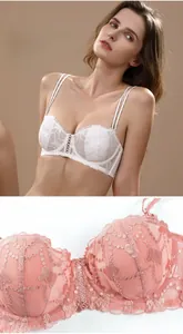 Détail du bonnet en dentelle française avec texture papillon et design évidé croisé