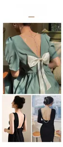 Détail de soutiens-gorge et robes dos nu en U avec perles et chaînes métalliques élégantes