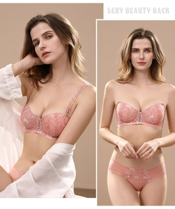 Gros plan détaillé du soutien-gorge en dentelle rose avec broderies et détails croisés