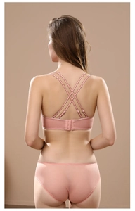 Détail du dos du soutien-gorge rose sans bretelles avec lanières croisées et dentelle