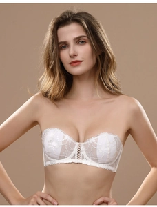 Détails du soutien-gorge bustier en dentelle blanche avec mesh semi-transparent élégant