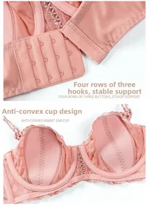 Vue détaillée du soutien-gorge rose avec quatre rangées d'agrafes et coussinets lapin